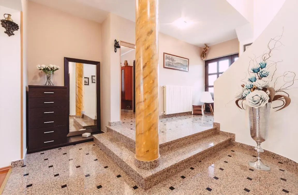 Ines Villa Pula